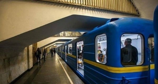 В Харькове мужчина покончил с собой прыгнув под поезд метро