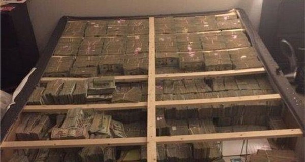 В США полиция нашла 20 миллионов долларов под матрасом