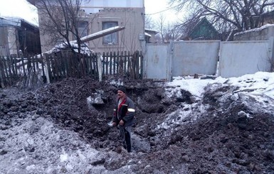 Как спасают Авдеевку: волонтеры развозят в термосах кипяток и еду