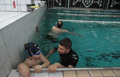 Мальчик, потерявший руку и ноги под Донецком, выиграл соревнования по плаванию