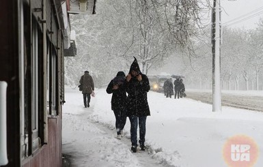 Из-за снега и ветра без света остались шесть областей Украины