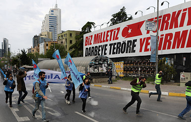 В Турции полиция задерживает первомайских активистов