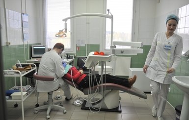 Стоматолог, удаливший пациенту 22 здоровых зуба, сбежала от следствия