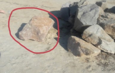 На Херсонском пляже из-за ремонтных работ шестилетнюю девочку привалило камнем