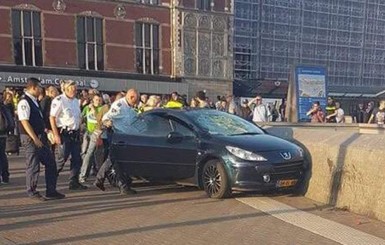 В Амстердаме автомобиль врезался в группу пешеходов