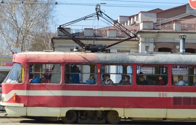 В Запорожье пассажир трамвая погиб, наткнувшись на вилы другого пассажира