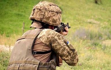 В Донбассе погиб военный и еще трое ранены