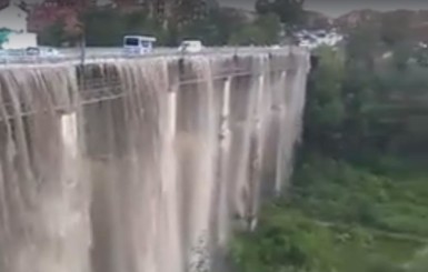 В Каменец-Подольском ураган превратил мост в водопад