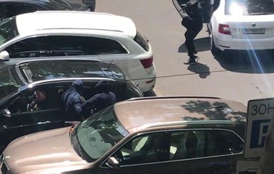 Шок-видео: в центре Одессы со стрельбой налетчики ограбили мужчину 