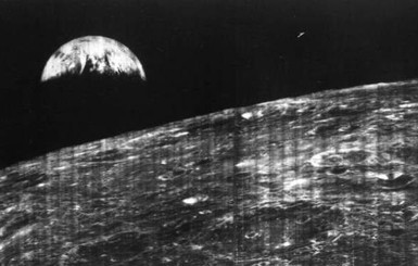 NASA опубликовало первый снимок Земли с Луны