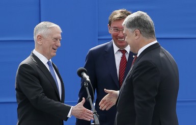 У Луценко рассказали, о чем генпрокурор шептался на параде с главой Пентагона