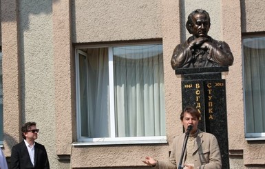 Во Львовской области установили памятник Богдану Ступке