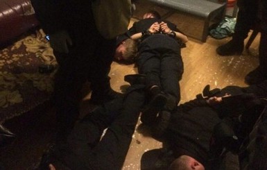 Скандал в полиции: грабя пассажиров вокзала, патрульные не брезговали брать даже 1000 гривен