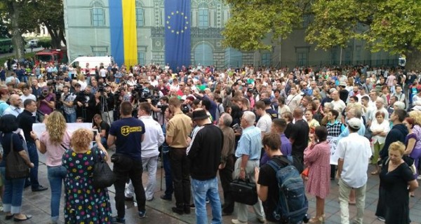 Митинг под Одесской мэрией перерос в очередную стычку