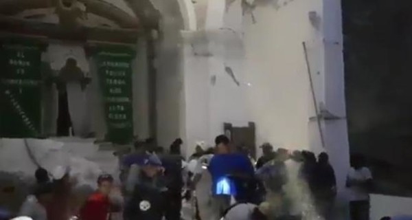 В Мексике во время крещения младенца рухнул купол церкви из-за землетрясения 