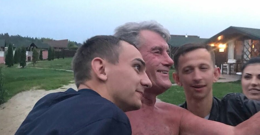 Ющенко под Киевом хотел попариться в бане, а его заставили делать селфи
