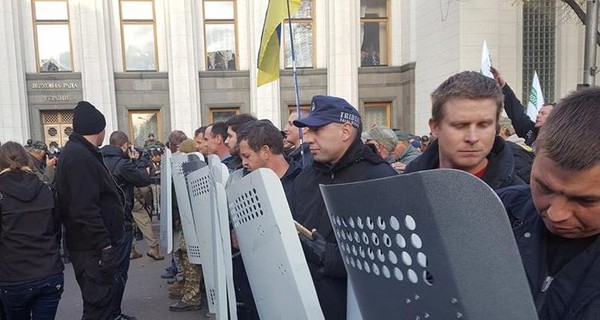 Под Радой протестующие отобрали щиты у Нацгвардии и устанавливают палатки