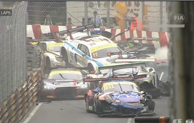 В Китае 16 спорткаров столкнулись во время гонки
