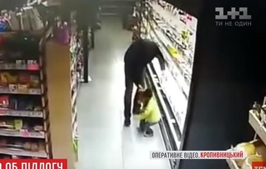 В Кропивницком посетитель супермаркета едва не убил ребенка, беря его на руки  