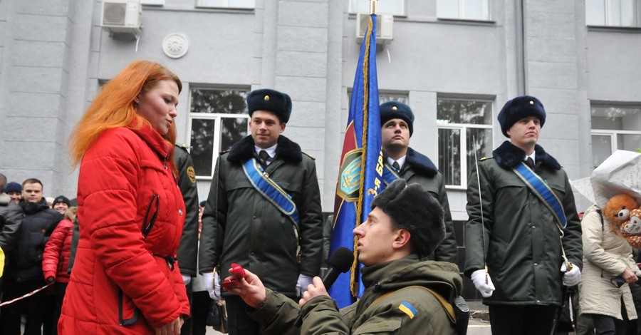 В Харькове гвардеец во время присяги на верность сделал предложение любимой