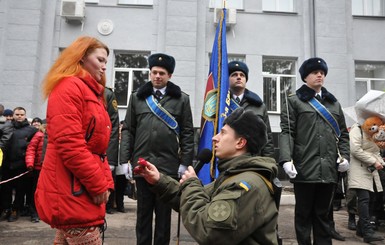 В Харькове гвардеец во время присяги на верность сделал предложение любимой