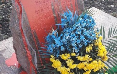 Вандалы облили краской памятник погибшим бойцам АТО в Одессе