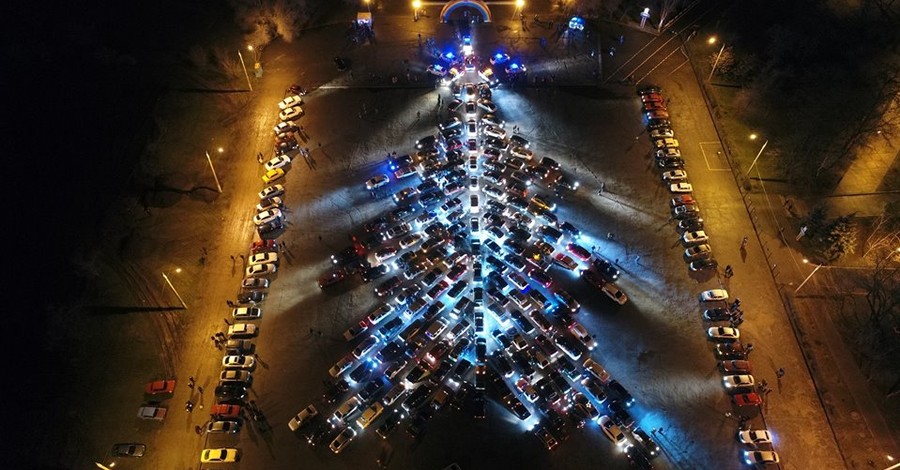 В Запорожье сделали рекордную елку из 270 автомобилей