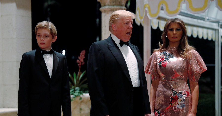 Мелания Трамп встретила Новый год в модном платье с вышивкой и блестками 