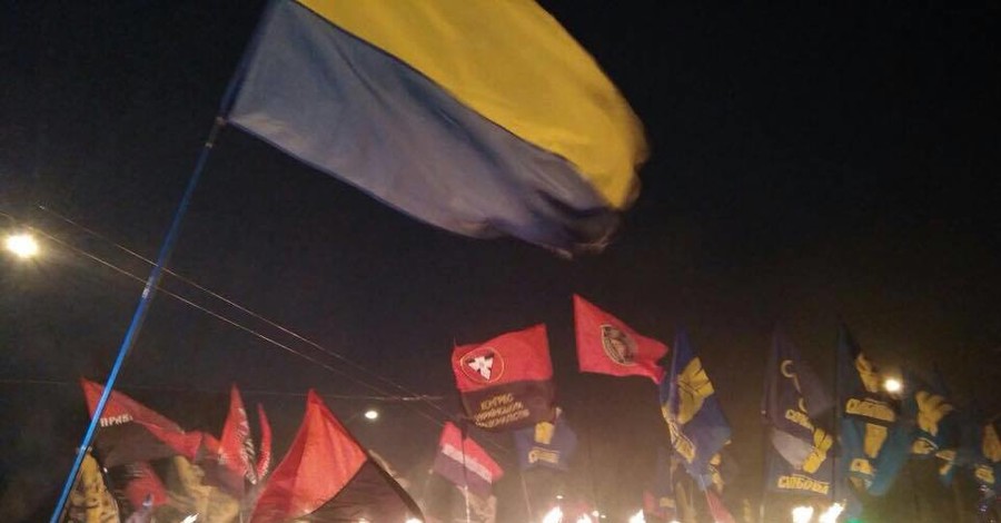 В Киеве началось факельное шествие в честь Бандеры