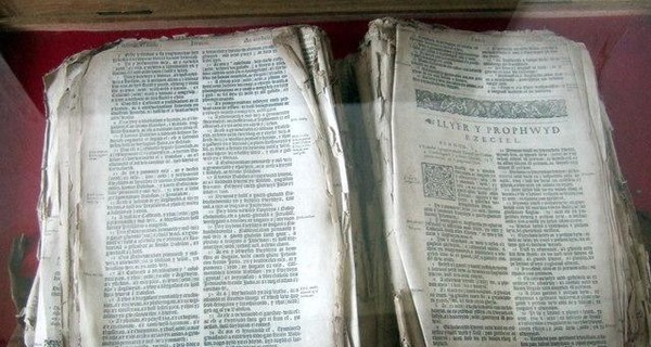 В Уэльсе ученые нашли 400-летнюю Библию, которая пережила набеги, пожар и использование в качестве туалетной бумаги