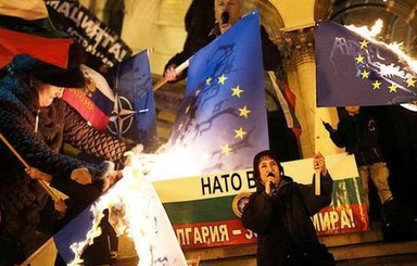 Болгарию охватили протесты, люди жгут флаги НАТО и ЕС