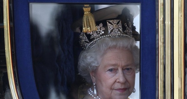 Бриллианты из короны Елизаветы II прятали в банках из-под печенья 