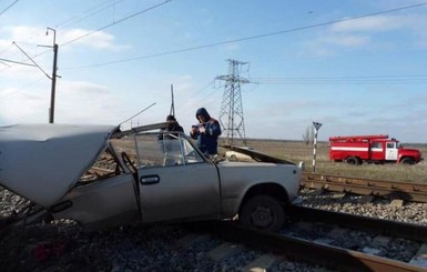 В Запорожской области поезд протаранил машину