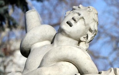 Вандалы изуродовали скульптуру Лаокоона в Одессе