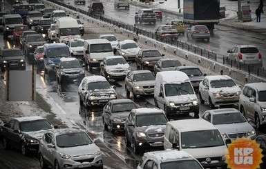 Киев стал в 8-балльных пробках из-за снегопада