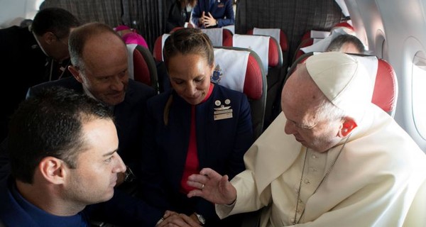 Папа Римский предложил обвенчать пару во время полета, и она согласилась 