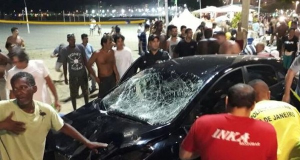 В Рио-де-Жанейро авто въехало в толпу людей на пляже, погиб ребенок