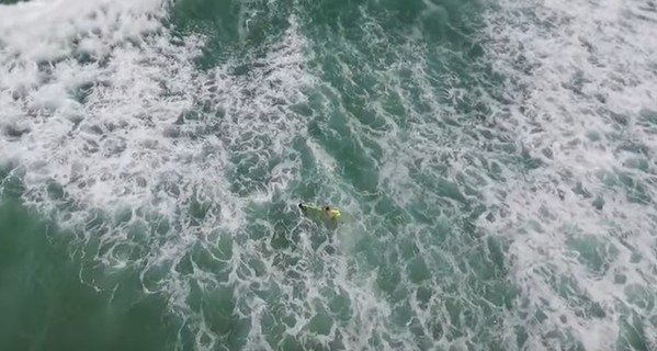 В Австралии утопающих впервые в мире спасли при помощи дрона