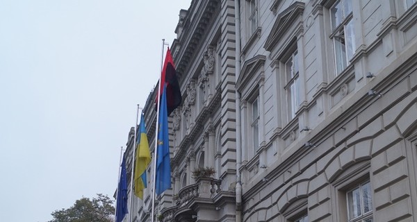 Во Львове официально решили, когда будут вывешивать красно-черный флаг