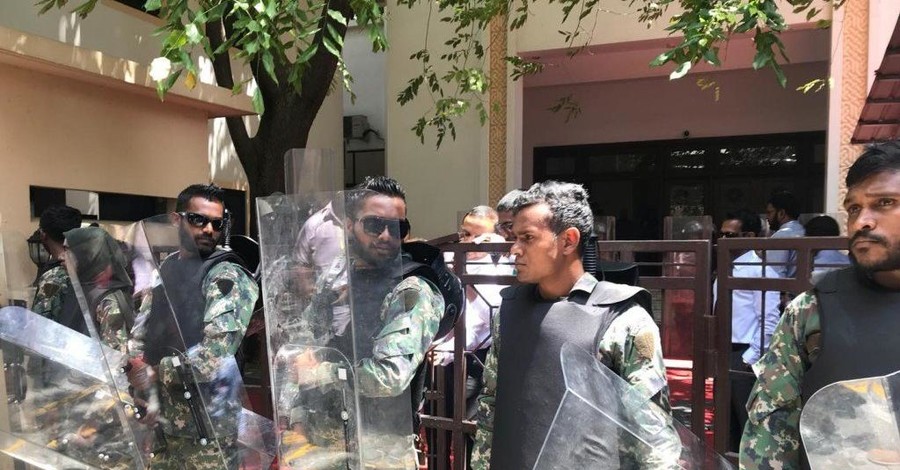 На Мальдивах военные окружили парламент, чтоб не допустить импичмента президента