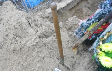 Житель Ровенской области выкопал могилу матери, потому что она ему 