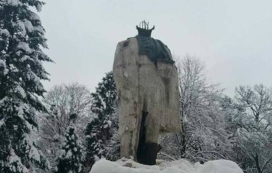 На Львовщине за сутки разыскали вандалов, обезглавивших памятник Шевченко