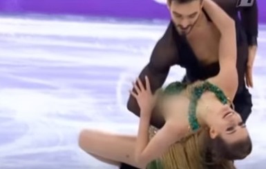 Конфуз на Олимпиаде: У французской фигуристки во время выступления порвалось платье