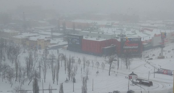 Из-за снега школьникам Киева разрешили не ходить в школу