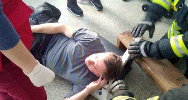 В спортзале под Киевом мужчина напоролся затылком на крюк тренажера