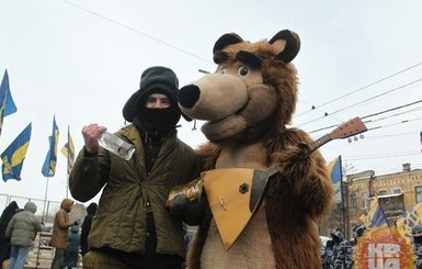 Протесты под посольствами РФ в Украине: медведи, балалайки и 