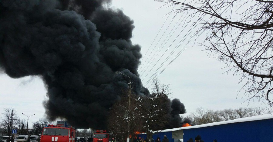 В Черновцах горели ковры, черный дым видели во всем городе