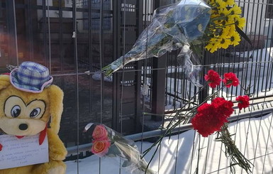 В Киеве под посольство России принесли цветы