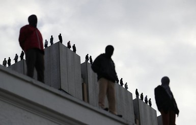 На крыше лондонского небоскреба установили статуи сиуцидников