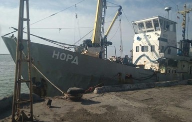 Двое матросов крымского судна 